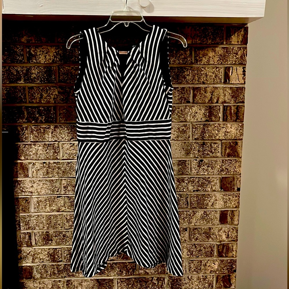 WHBM sleeveless mid dress size 10 B&W stripes